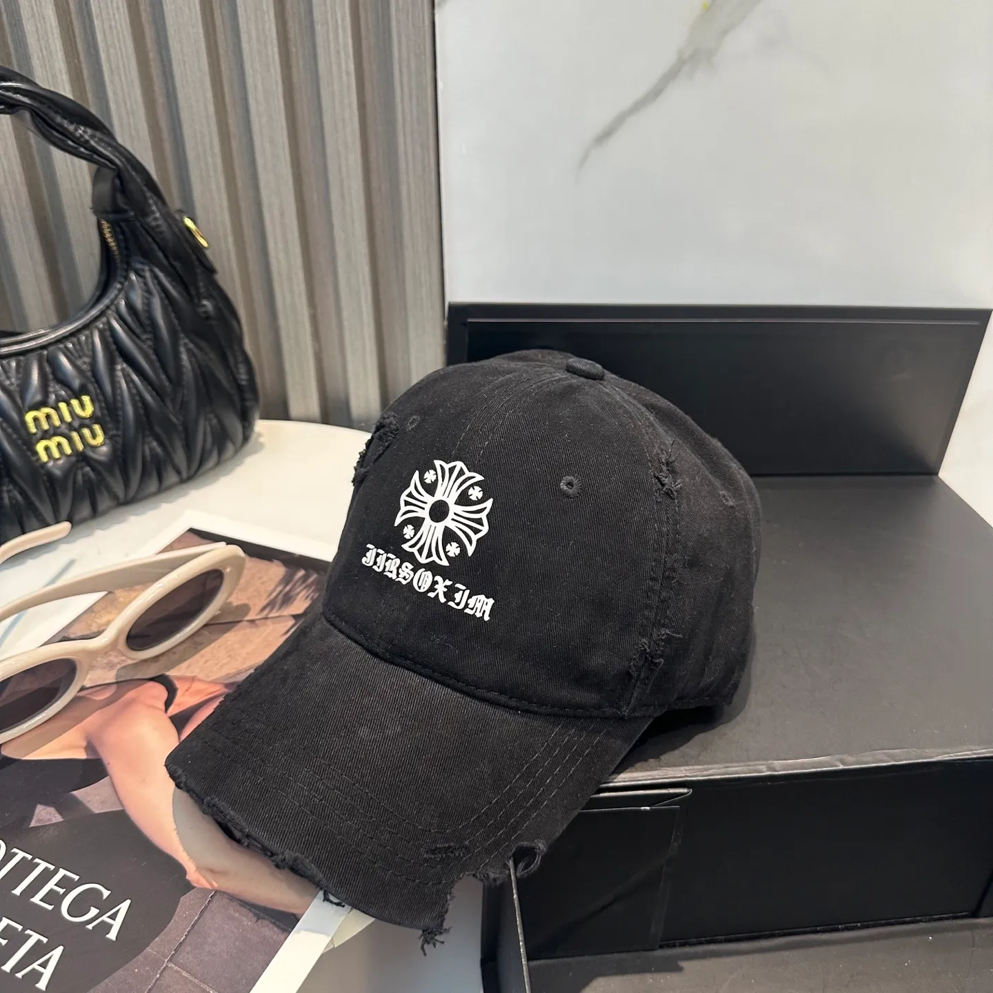 P70 Crow Heart 🆕🆕25 new baseball cap, stylish and classic cross logo, casual with a cool feeling, unisex style, same style for men and women! Very easy to match! Head circumference: 56-58cm is available